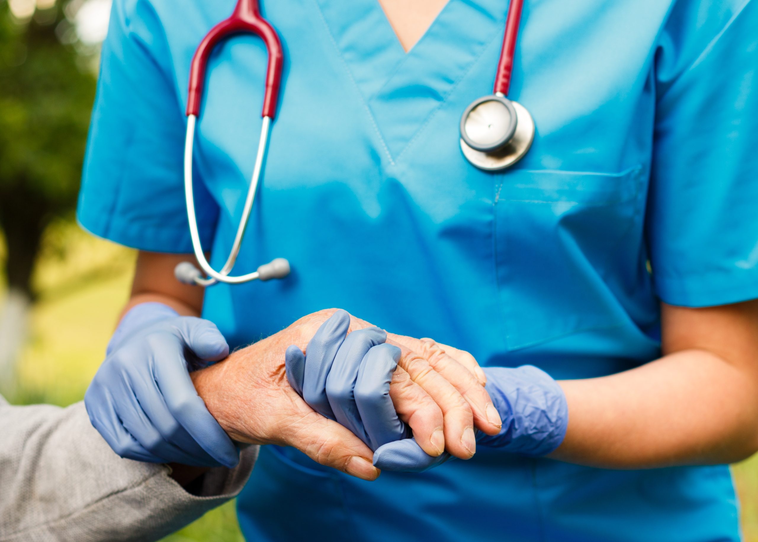 Enfermeira segurando mão de paciente